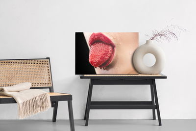 Ljuddämpande tavla - A woman with a strawberry