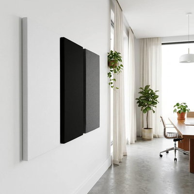 SilentDirect PES Wall Fabric -seinäpaneelit mustana ja valkoisena asennettuna käytävään