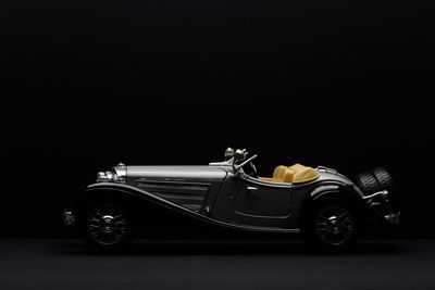 Ljuddämpande tavla - Historic car on dark tees