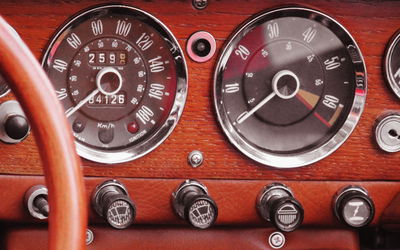 Ljuddämpande tavla - Counters in a retro car