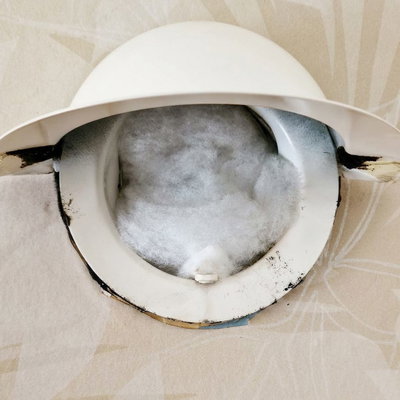 SilentDirect Air monterad i ventil med öppet lock, visar placering.