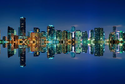 Ljuddämpande tavla - Panorama of miami by night