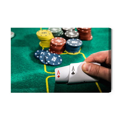 Ljuddämpande tavla - A close-up of a game of poker