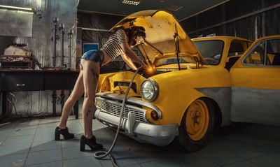 Ljuddämpande tavla - Sexy woman welded to a car