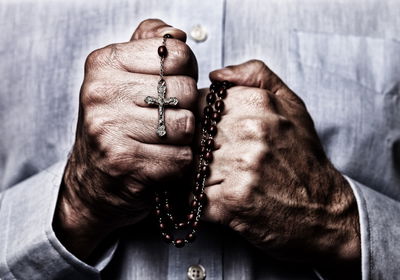 Ljuddämpande tavla - Hands holding the rosary