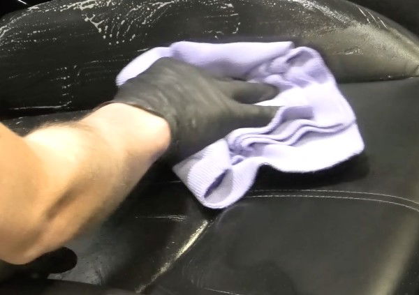 Torkar av bilsäte med microfiberduk