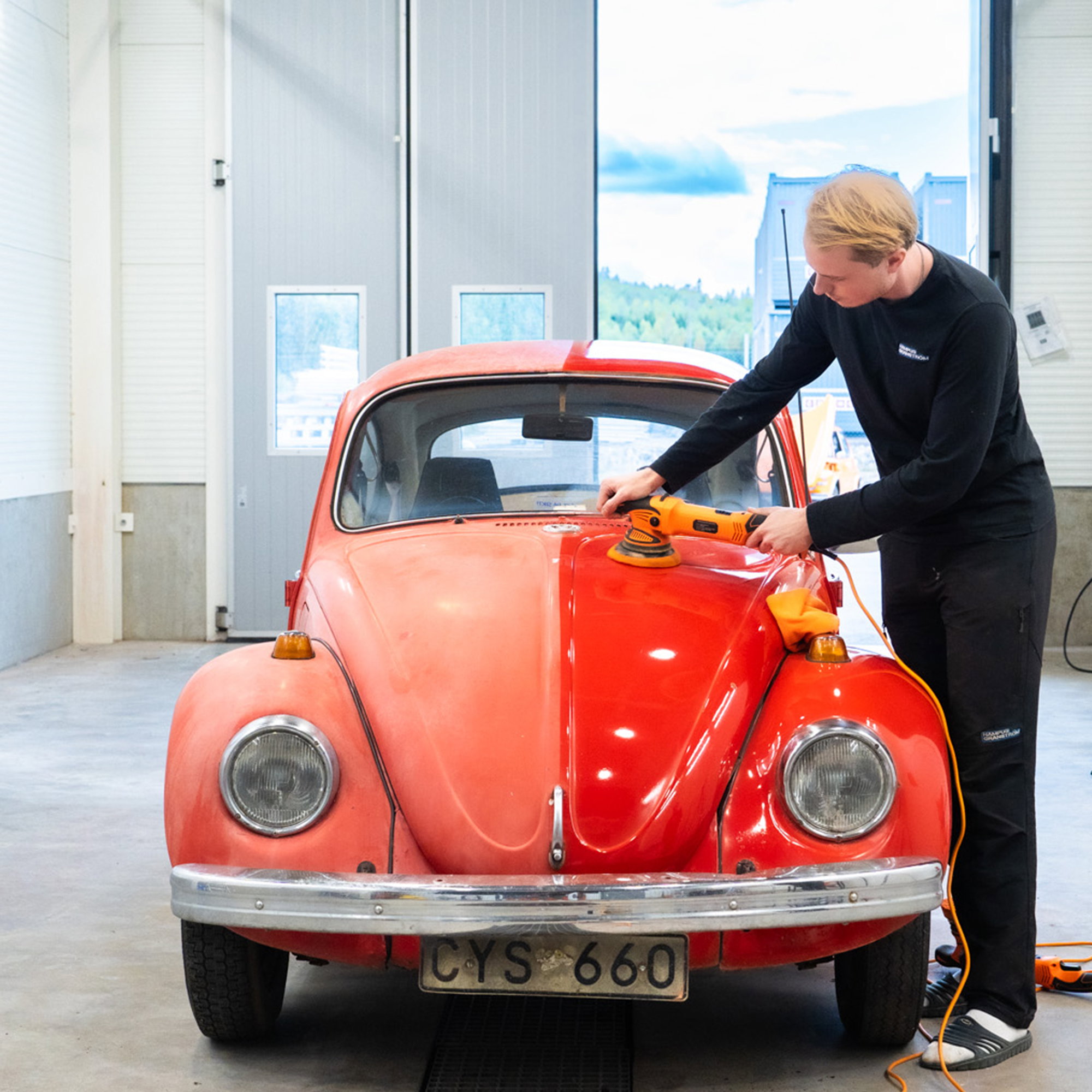 oscar tvättar fronten på vid mercedes med högtryckstvätt