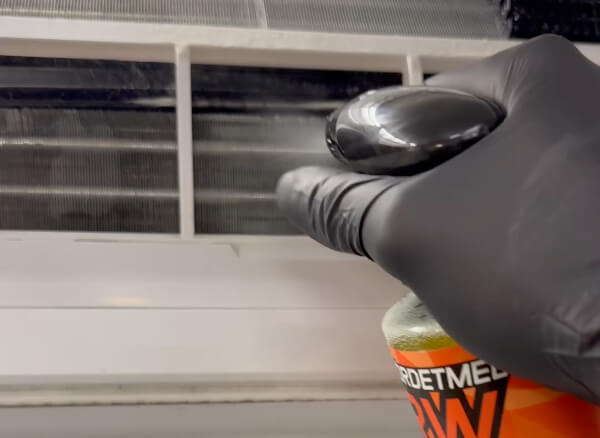 Sprayar multirengöring på kylflänsar
