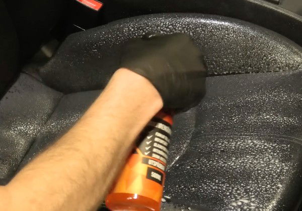 Sprayar multirengöring på bilsäte