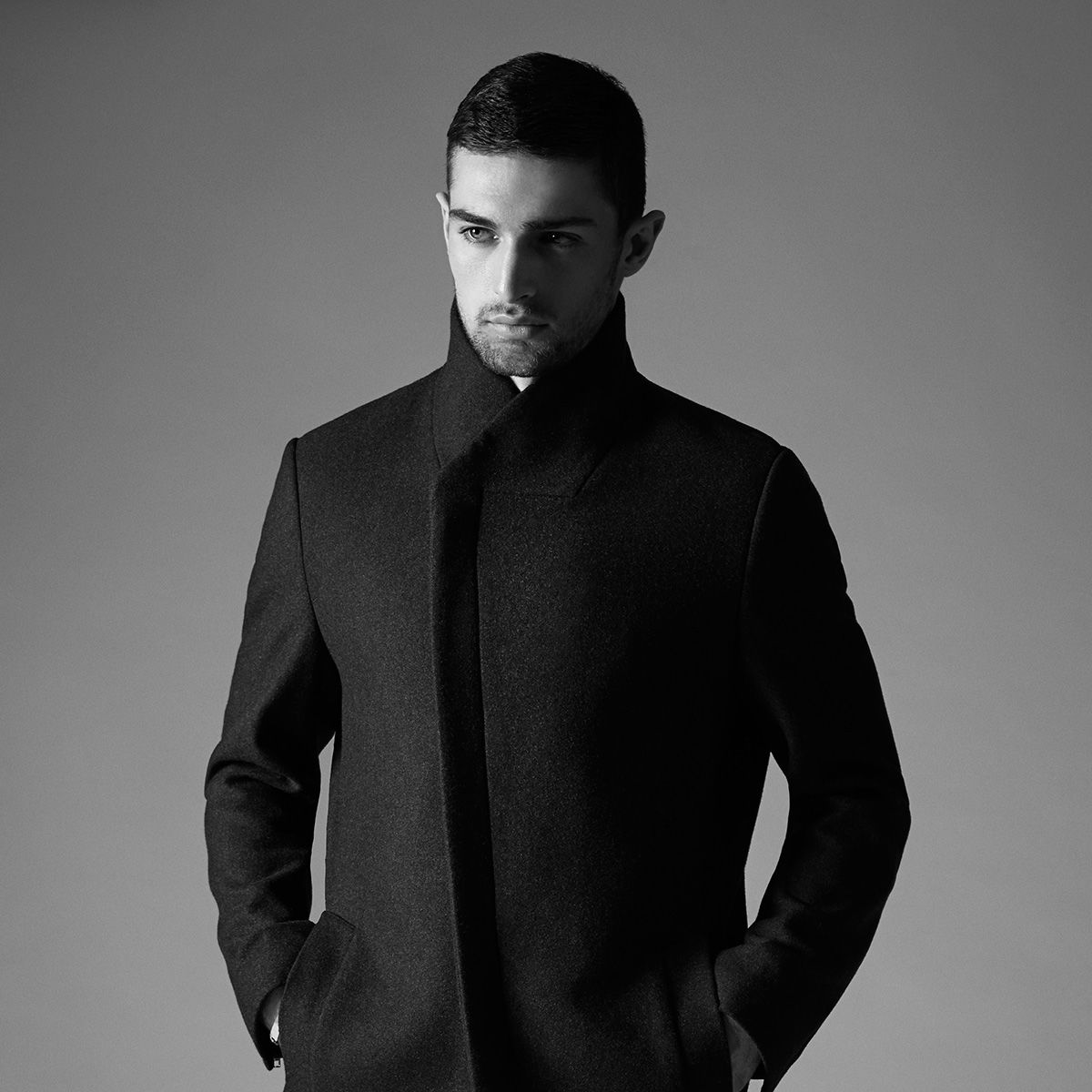 En man i en grå rock.