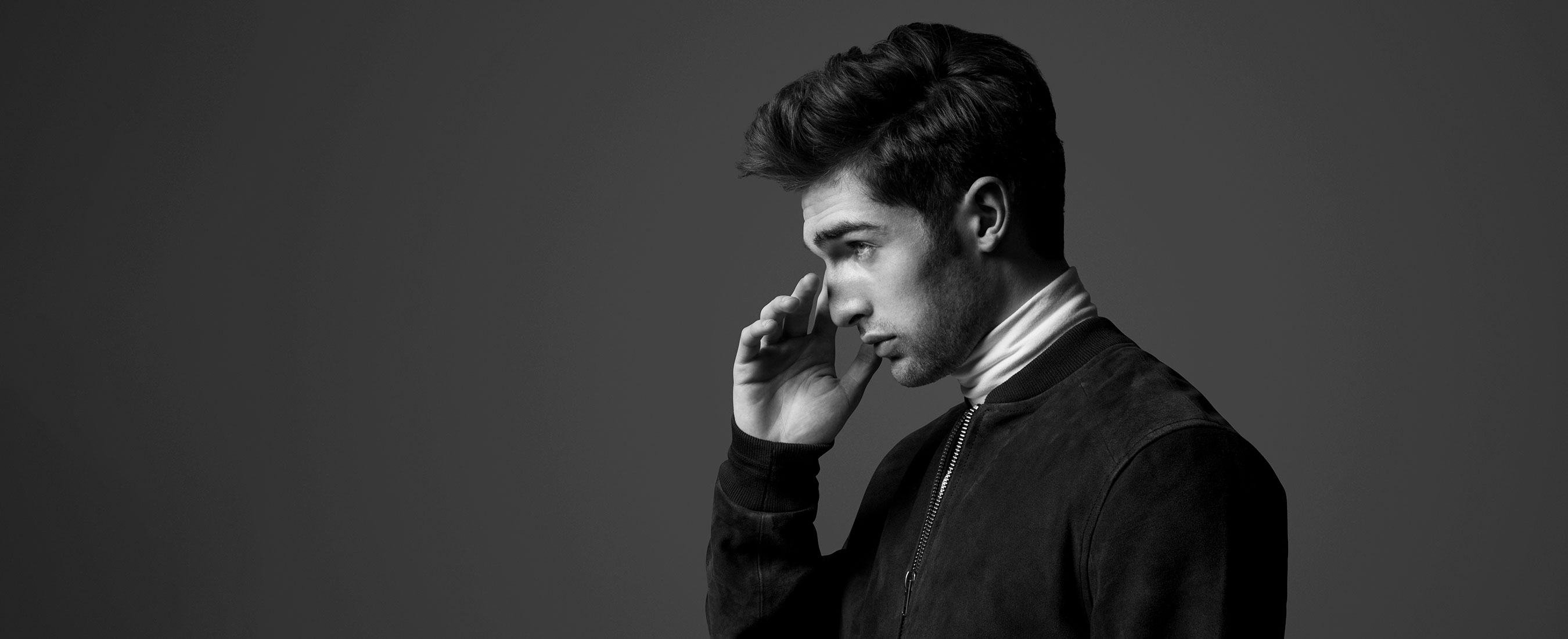 En kille med en mockajacka på sig.