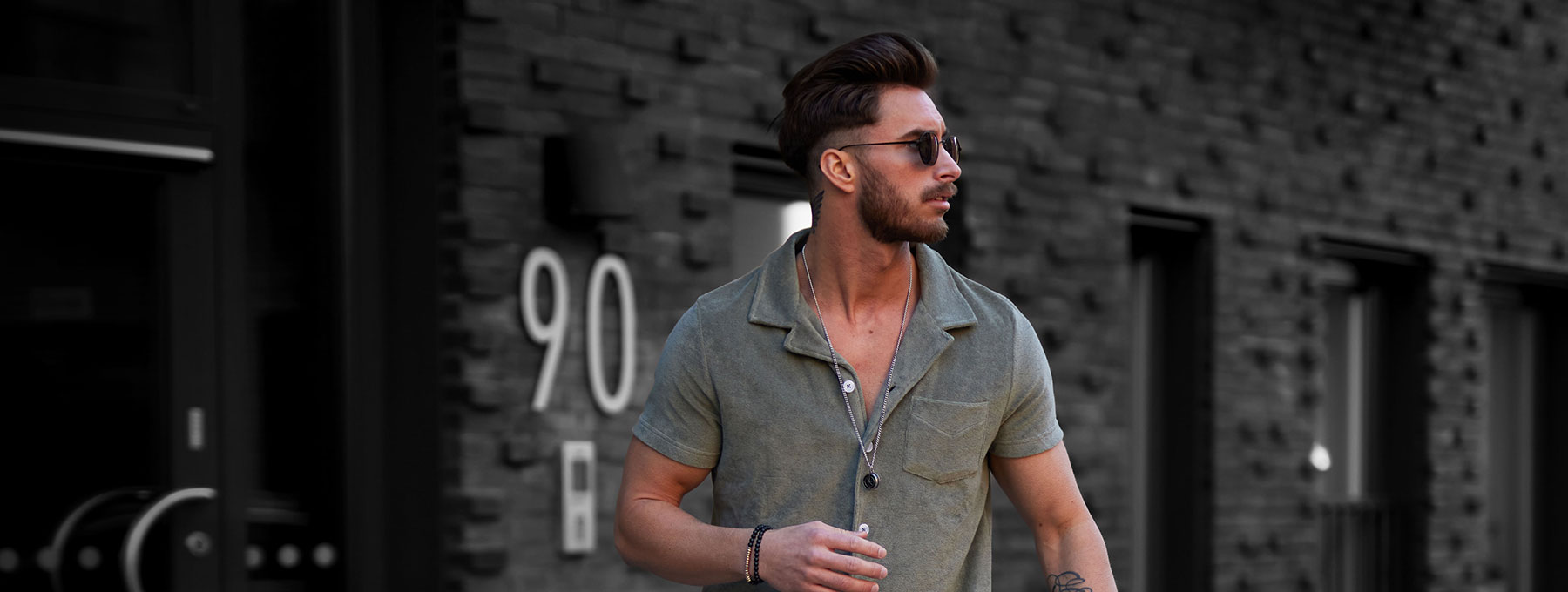 En man med snygga frottékläder på sig.