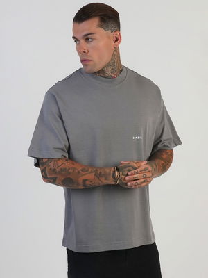 En man med en snygg grå t-shirt