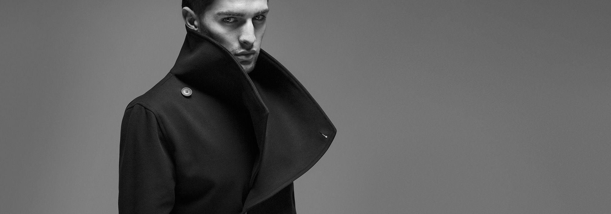 En man i en snygg rock.