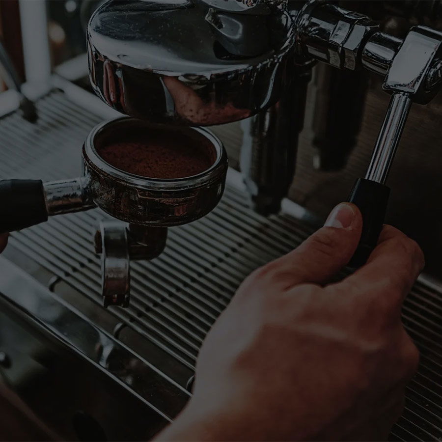 En man gör kaffe som han köpt i en lagforsäljning.