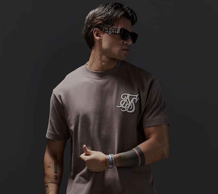 En man i en brun t-shirt
