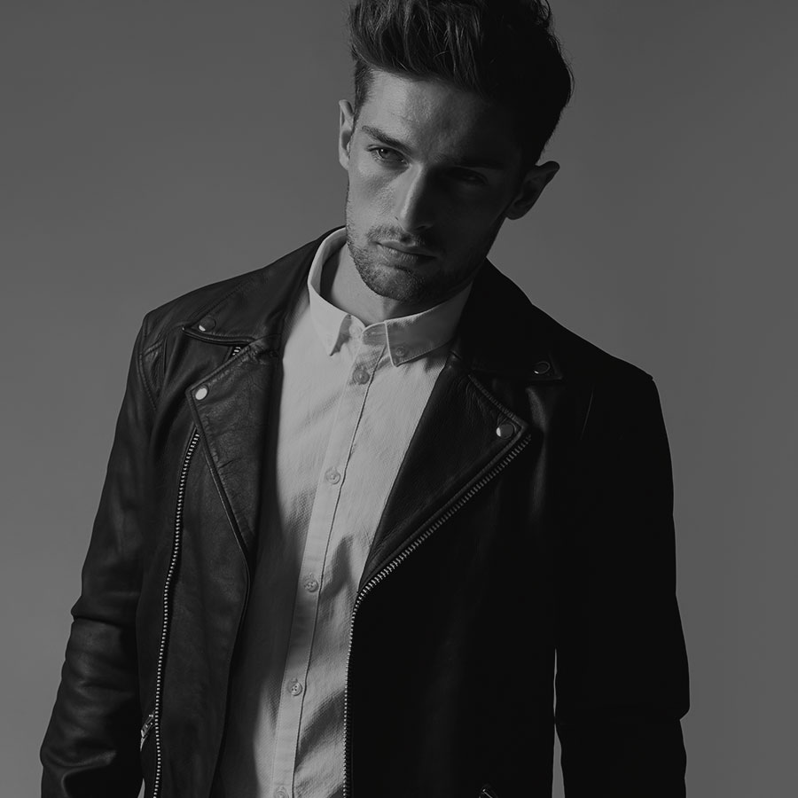 En ung man med en skinnjacka på sig.