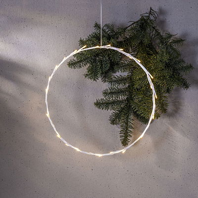 Hängande vit krans Crispy