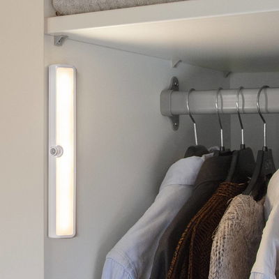 Dimbar LED-lampa med ljus- och rörelsesensor