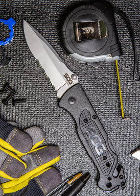 SOG Escape - räddningskniv med sågtandat blad