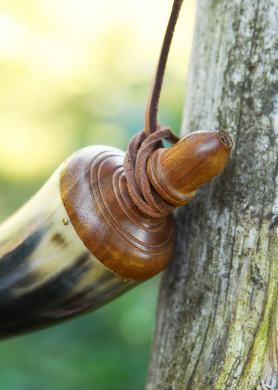 Kruthorn med Mässingsspänne och Läderrem - Original Fynd