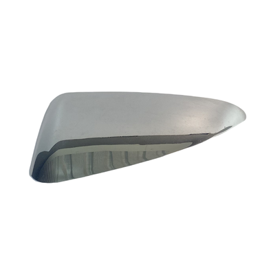 Sølvfarget speildeksel bak venstre til Aixam mopedbil