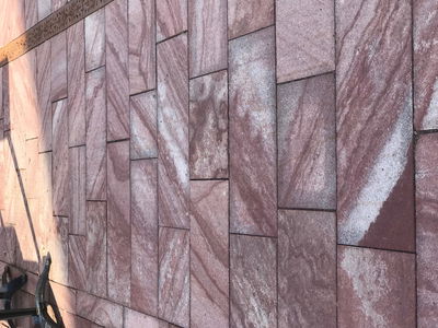 Flammade plattor av Älvdalskvartsit lämpliga för uteplats