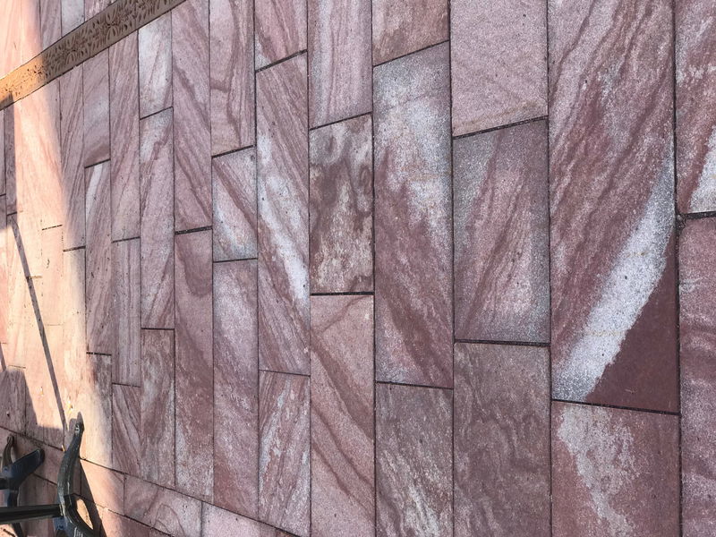 Flammade plattor av Älvdalskvartsit lämpliga för uteplats