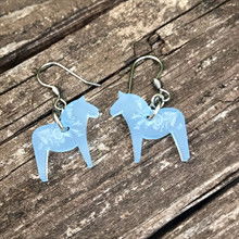 Örhängen med Dalahästar i ljusa pastellfärger, modell Kajsa