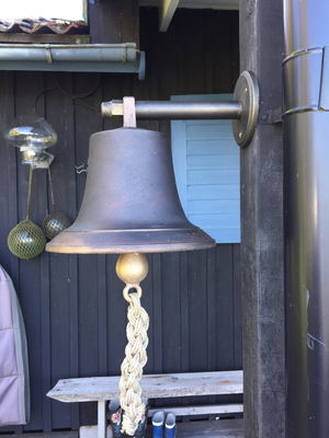 Skeppsklocka höjd 30 cm diameter 30 cm vikt ca 12kg