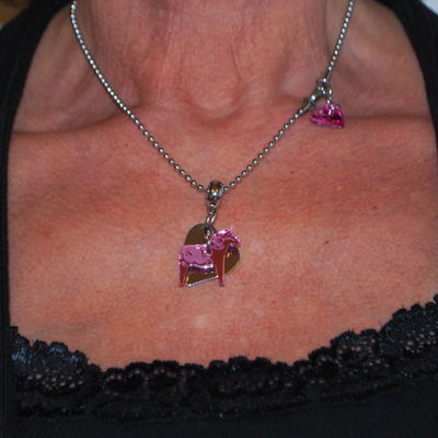 Halsband med Dalahäst i spegelplexi hjärta i stål, modell Love