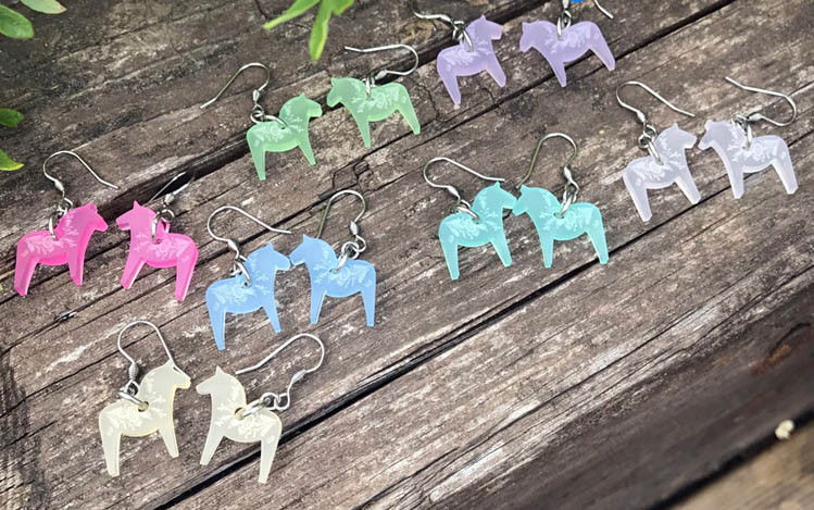 Örhängen med Dalahästar i ljusa pastellfärger, modell Kajsa