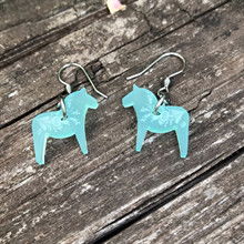 Örhängen med Dalahästar i ljusa pastellfärger, modell Kajsa