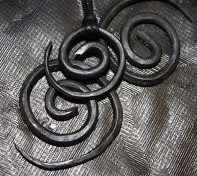 Halsband i smide - Vikingasymbolen "Sol"