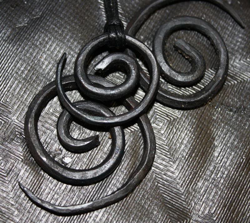 Halsband i smide - Vikingasymbolen "Sol"