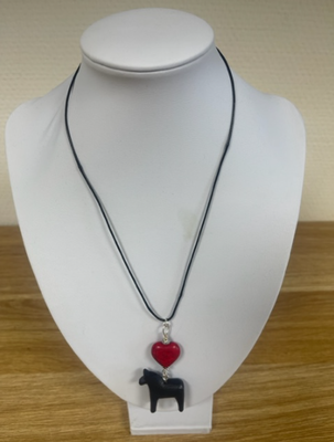 Halsband - 3 cm dalahäst och  hjärta av sten