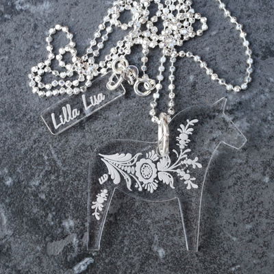 Långt halsband med stor Dalahäst, modell Sisella