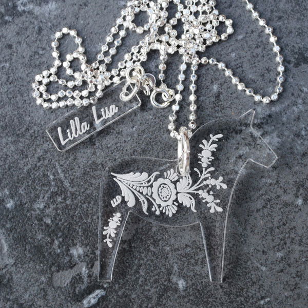 Långt halsband med stor Dalahäst, modell Sisella