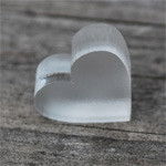 Ohrringe mit Herz aus Plexi mit Kurbitsgravur