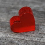 Ohrringe mit Herz aus Plexi mit Kurbitsgravur