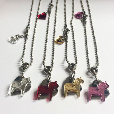 Halsband med Dalahäst i spegelplexi hjärta i stål, modell Love