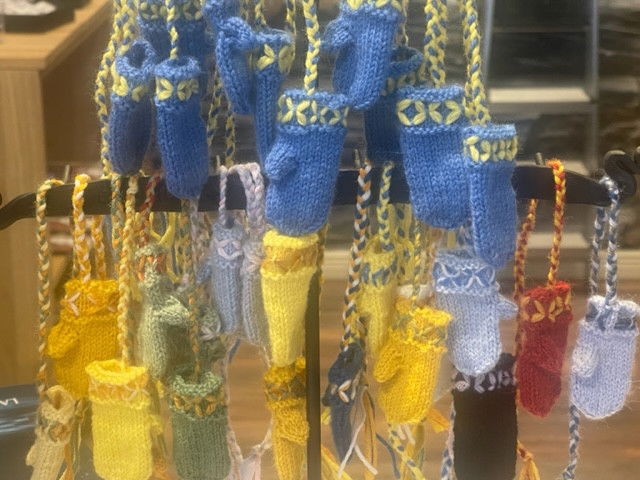 Handstickad miniatyr vante 6 cm - Bokmärke