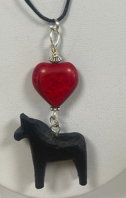 Halsband - 3 cm dalahäst och  hjärta av sten