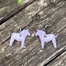 Örhängen med Dalahästar i ljusa pastellfärger, modell Kajsa