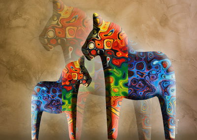 Tavla - Dalahästar på brun stenvägg motiv 1