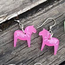 Örhängen med Dalahästar i ljusa pastellfärger, modell Kajsa