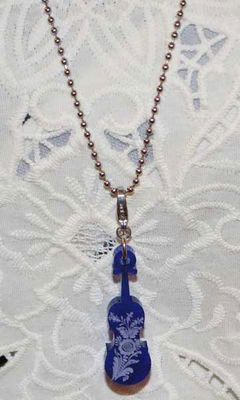 Charm - Violin with gourd engraving