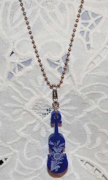 Charm - Violin with gourd engraving