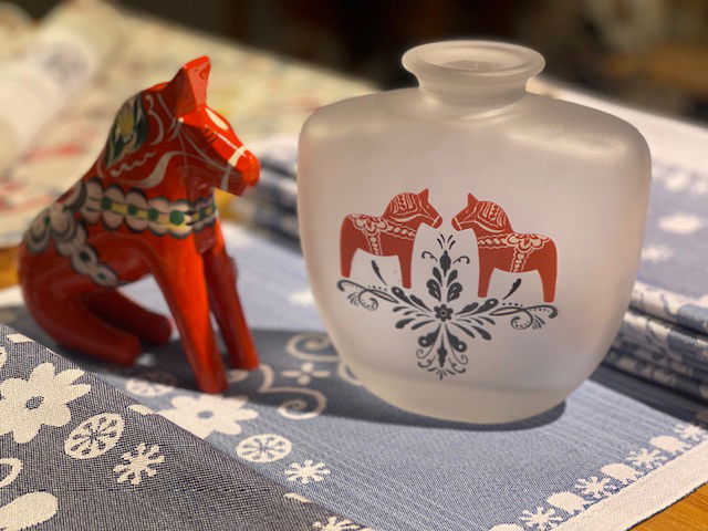 Vas i frostat glas 16,5 cm - Dalahästar i rött & Kurbits