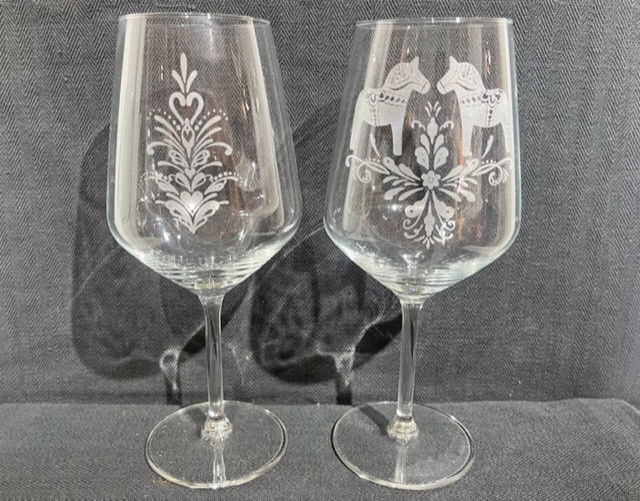 Karaff med 2 alt 4 vinglas 53 cl - Dalahästar & kurbits